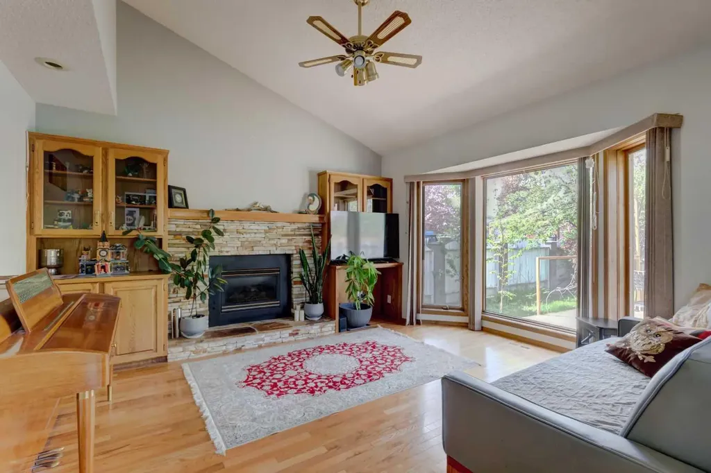25 Deerfield Manor SE Calgary AB T2J 6Z5