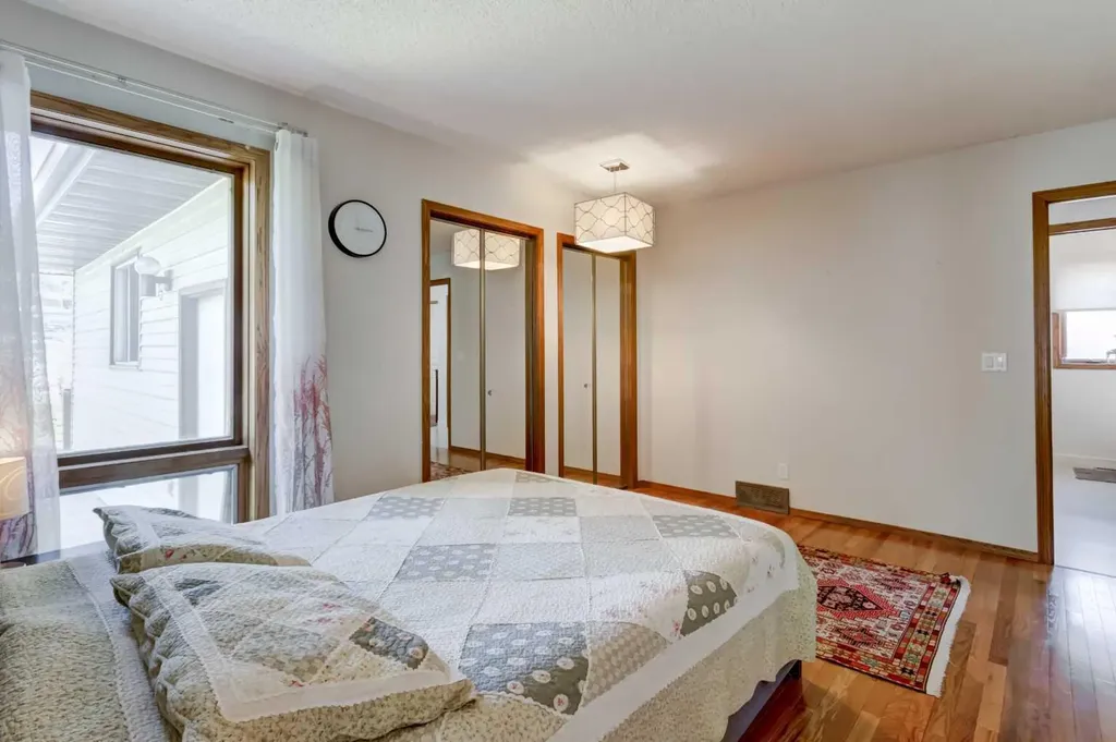 25 Deerfield Manor SE Calgary AB T2J 6Z5