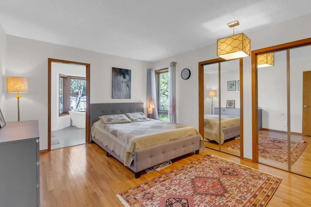 25 Deerfield Manor SE Calgary AB T2J 6Z5