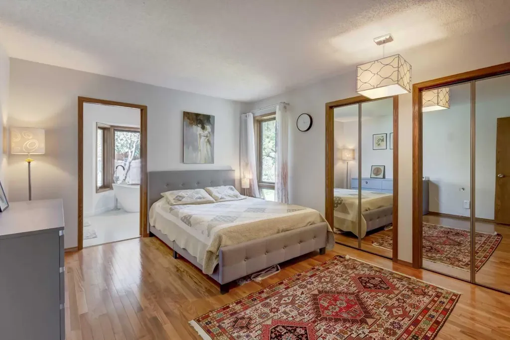 25 Deerfield Manor SE Calgary AB T2J 6Z5