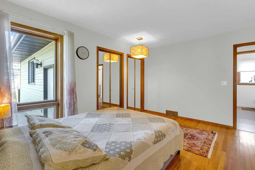 25 Deerfield Manor SE Calgary AB T2J 6Z5