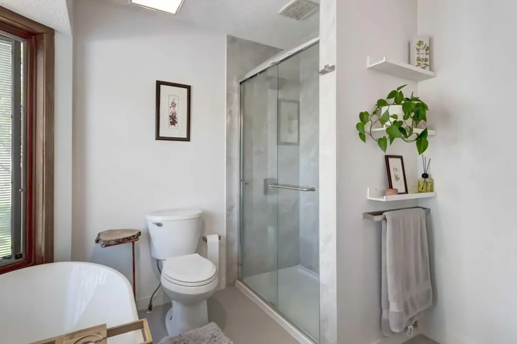 25 Deerfield Manor SE Calgary AB T2J 6Z5