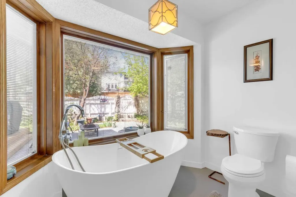 25 Deerfield Manor SE Calgary AB T2J 6Z5
