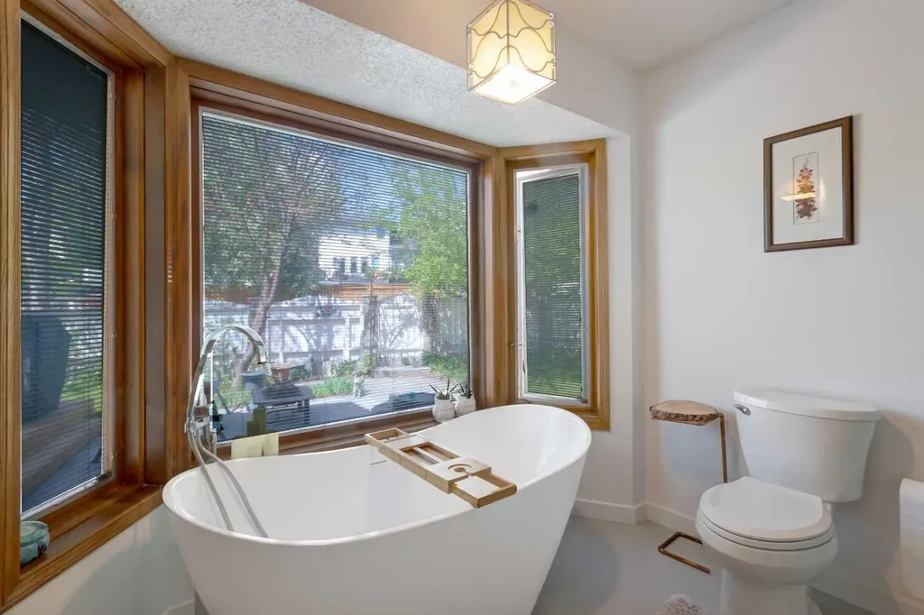 25 Deerfield Manor SE Calgary AB T2J 6Z5