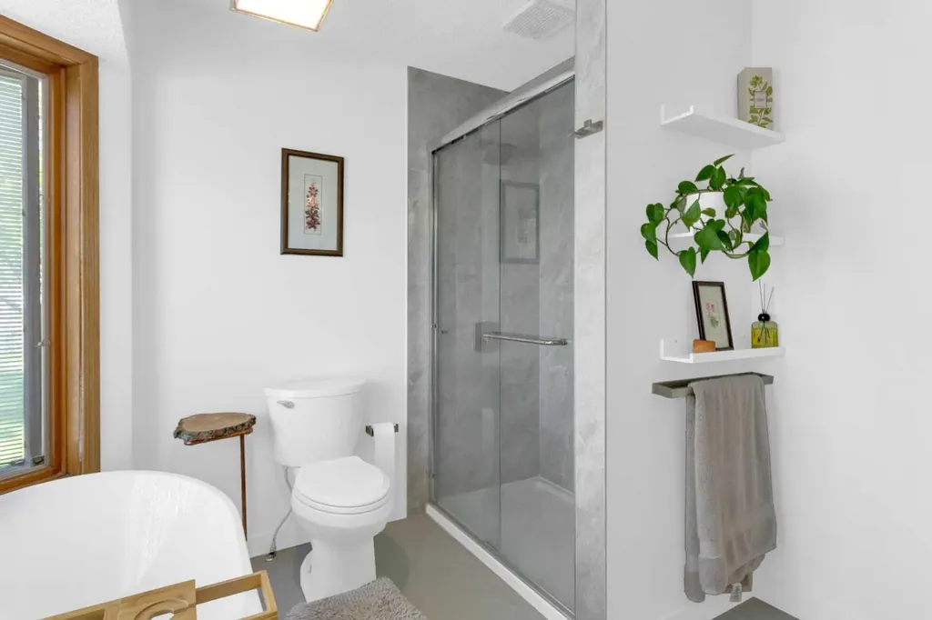 25 Deerfield Manor SE Calgary AB T2J 6Z5