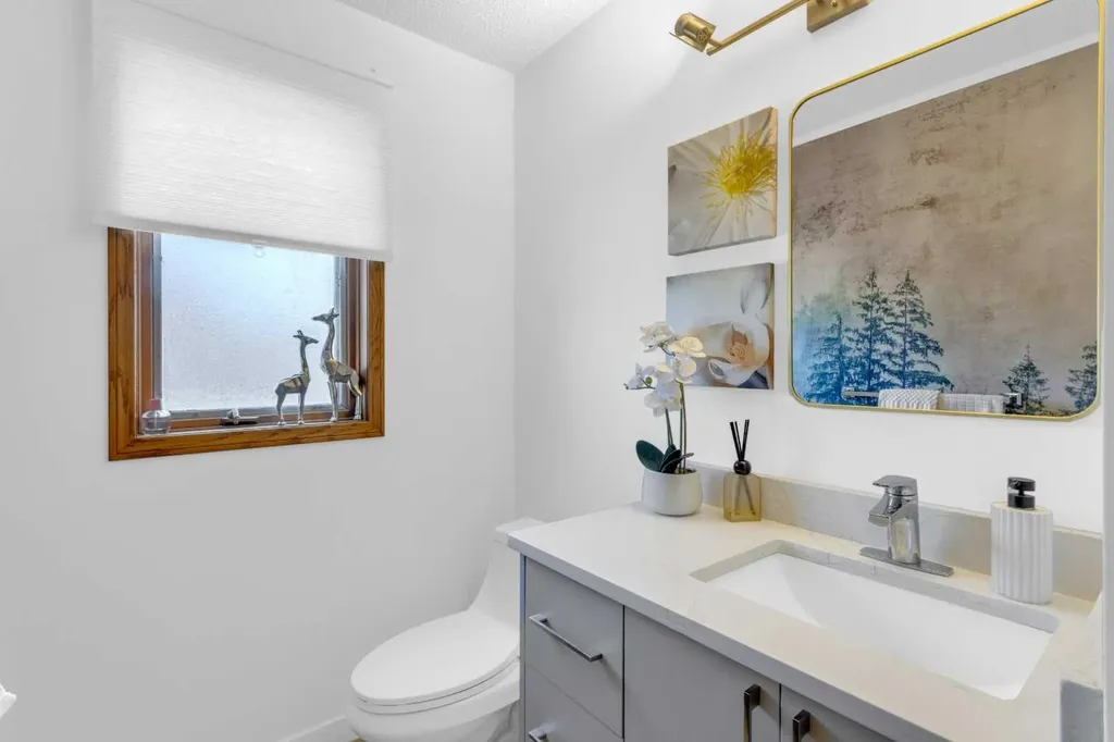 25 Deerfield Manor SE Calgary AB T2J 6Z5