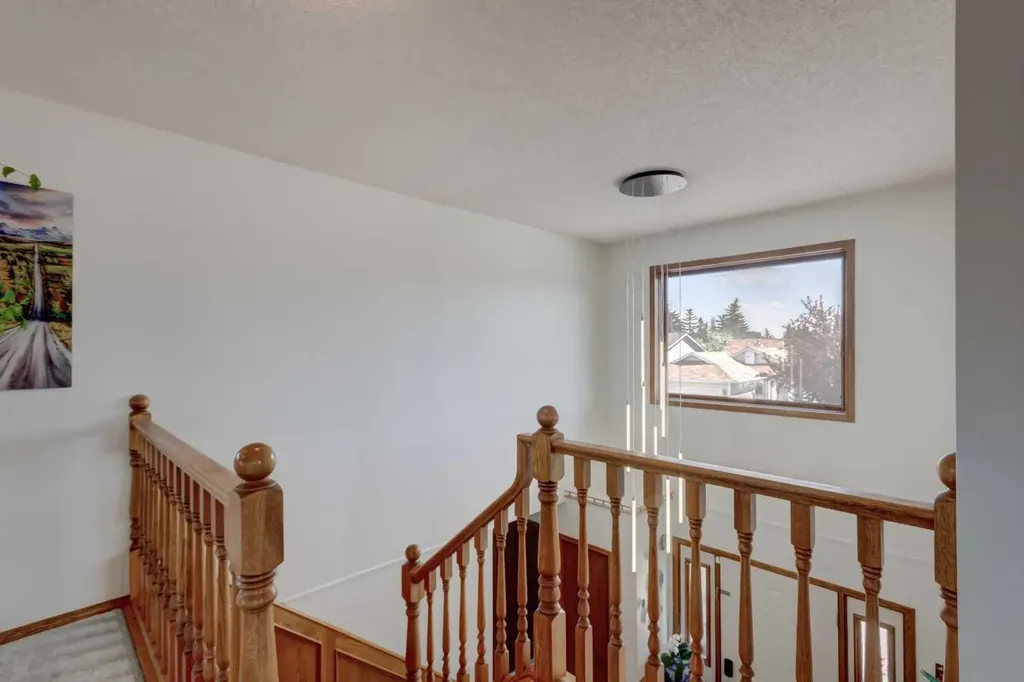 25 Deerfield Manor SE Calgary AB T2J 6Z5