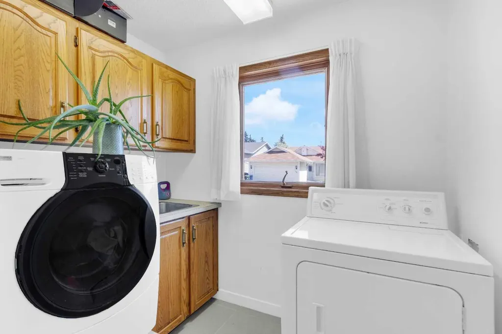 25 Deerfield Manor SE Calgary AB T2J 6Z5