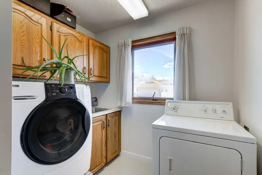 25 Deerfield Manor SE Calgary AB T2J 6Z5