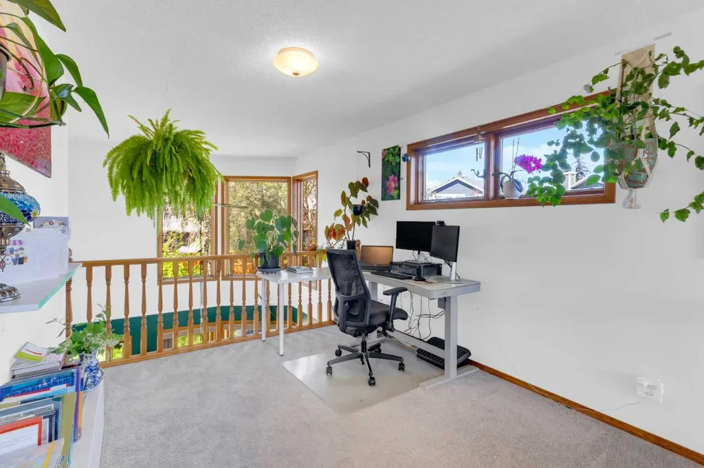 25 Deerfield Manor SE Calgary AB T2J 6Z5