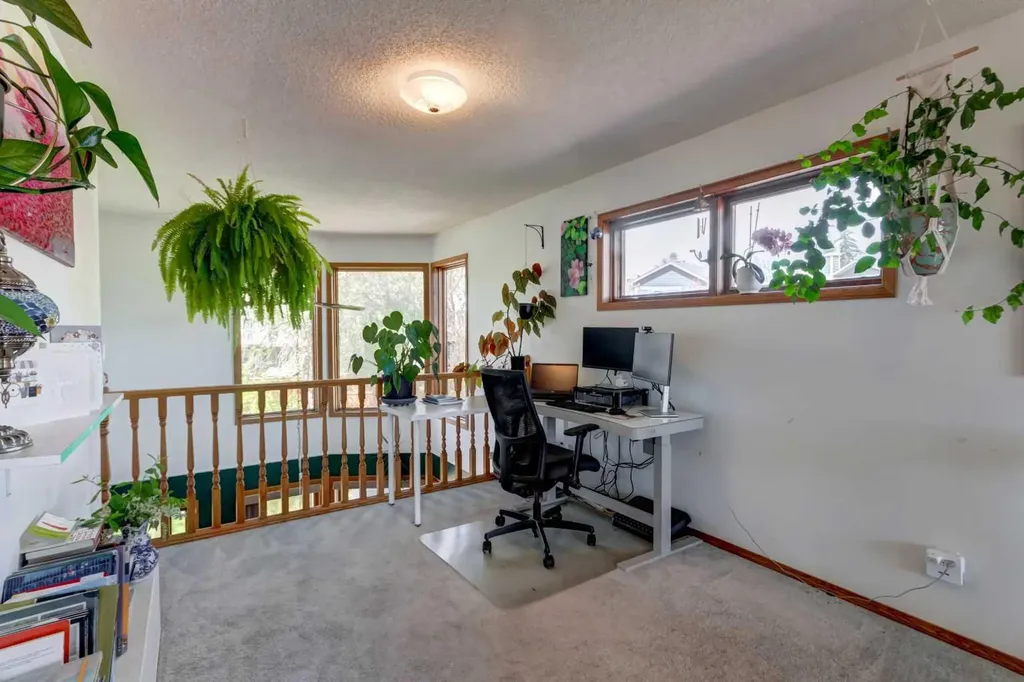 25 Deerfield Manor SE Calgary AB T2J 6Z5