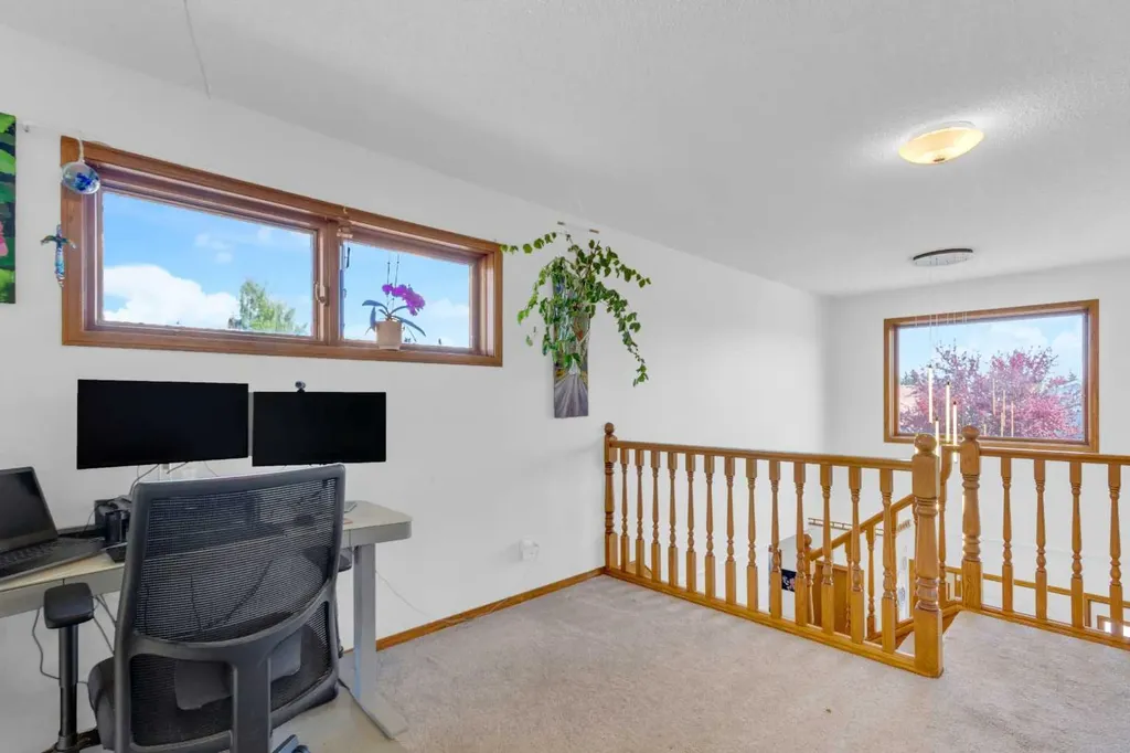 25 Deerfield Manor SE Calgary AB T2J 6Z5