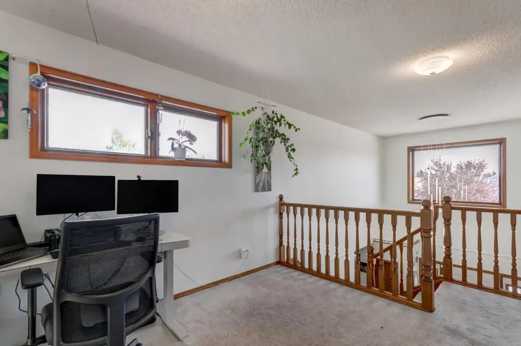 25 Deerfield Manor SE Calgary AB T2J 6Z5