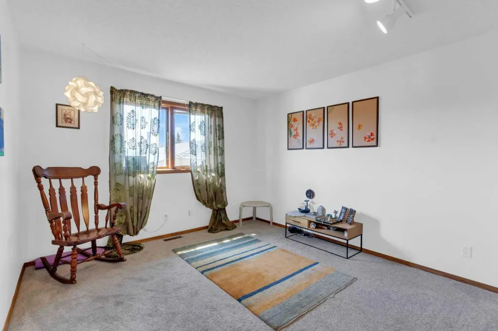 25 Deerfield Manor SE Calgary AB T2J 6Z5