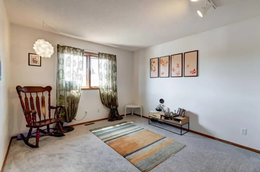 25 Deerfield Manor SE Calgary AB T2J 6Z5