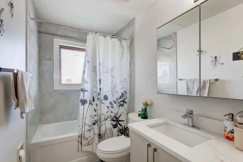 25 Deerfield Manor SE Calgary AB T2J 6Z5