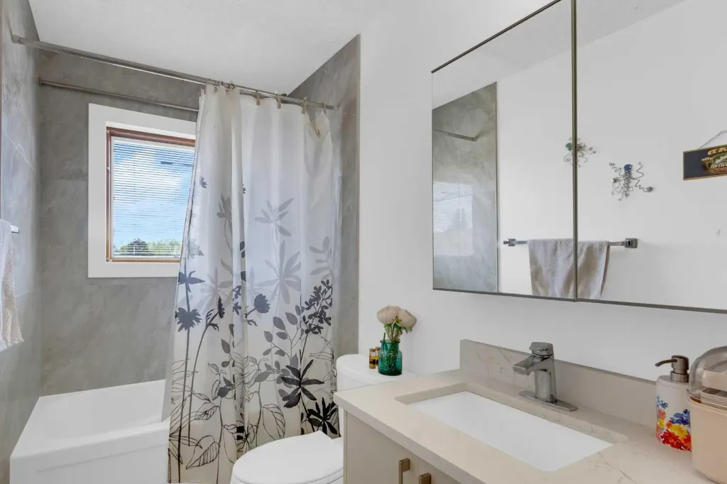 25 Deerfield Manor SE Calgary AB T2J 6Z5