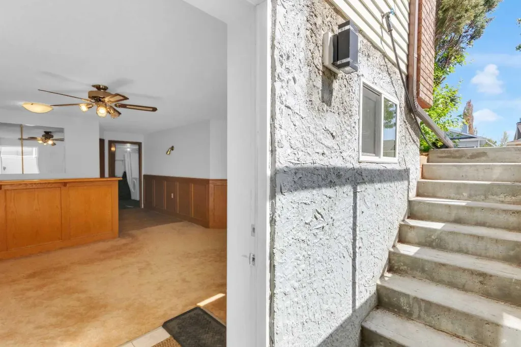 25 Deerfield Manor SE Calgary AB T2J 6Z5
