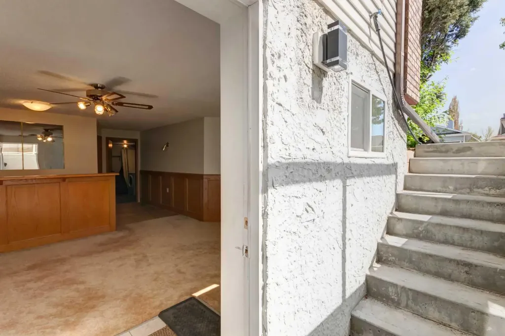 25 Deerfield Manor SE Calgary AB T2J 6Z5