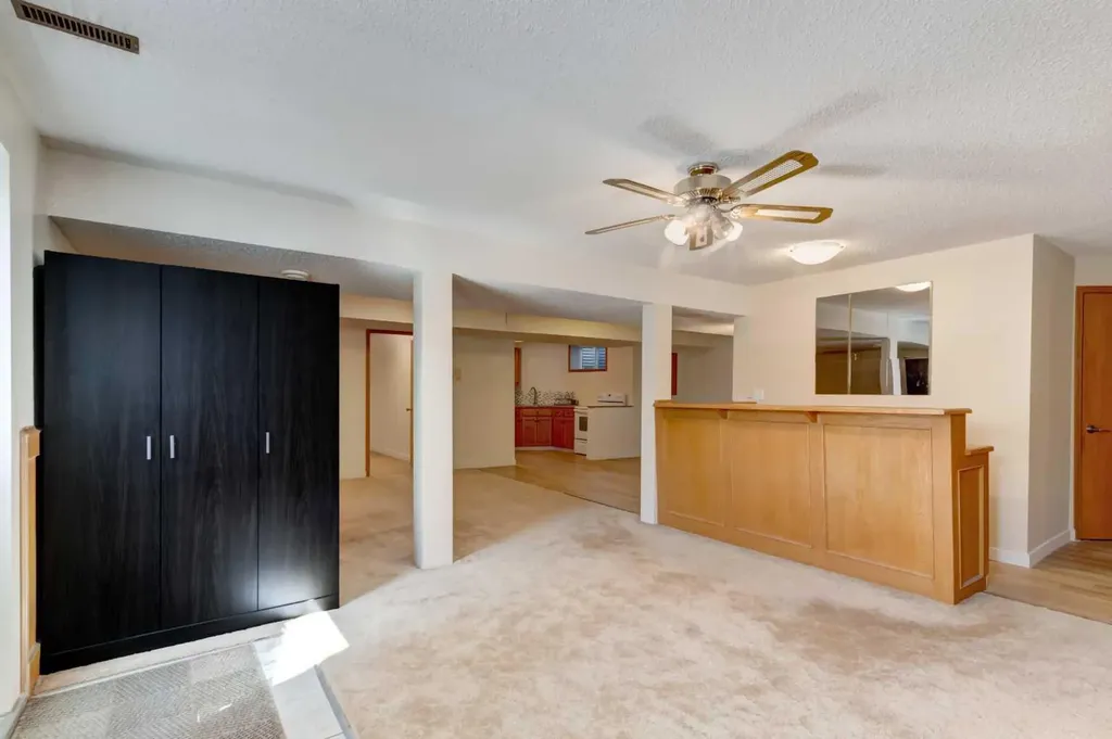 25 Deerfield Manor SE Calgary AB T2J 6Z5