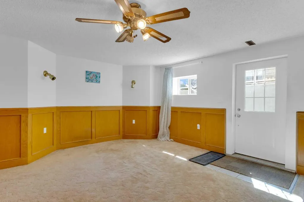 25 Deerfield Manor SE Calgary AB T2J 6Z5