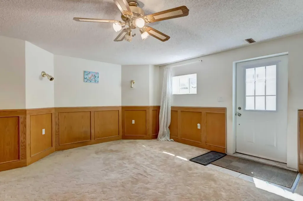 25 Deerfield Manor SE Calgary AB T2J 6Z5