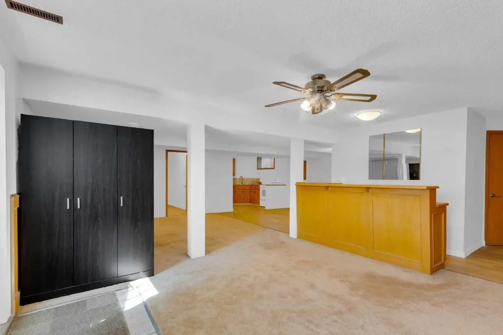 25 Deerfield Manor SE Calgary AB T2J 6Z5