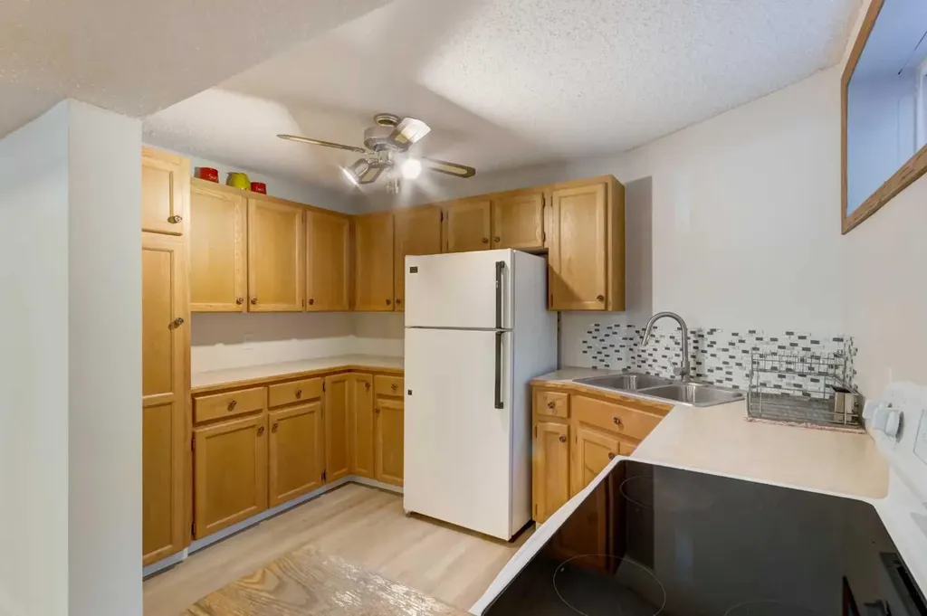 25 Deerfield Manor SE Calgary AB T2J 6Z5