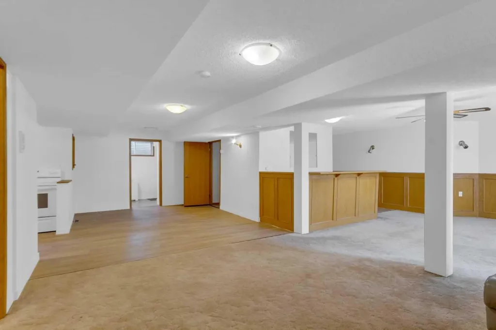 25 Deerfield Manor SE Calgary AB T2J 6Z5