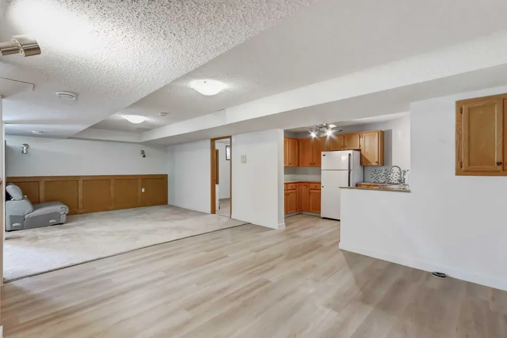 25 Deerfield Manor SE Calgary AB T2J 6Z5