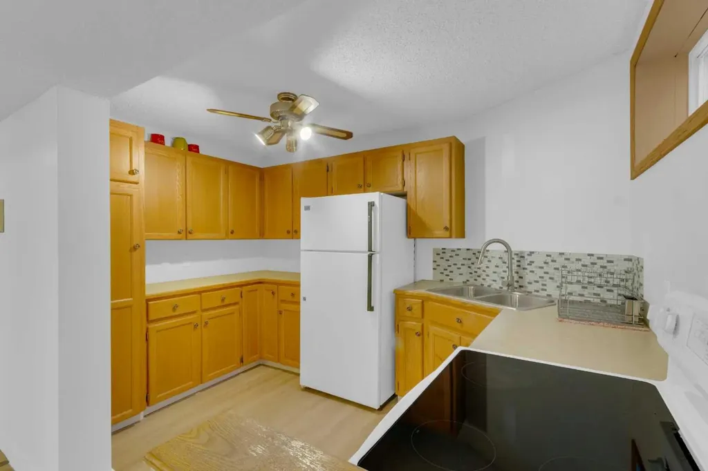 25 Deerfield Manor SE Calgary AB T2J 6Z5