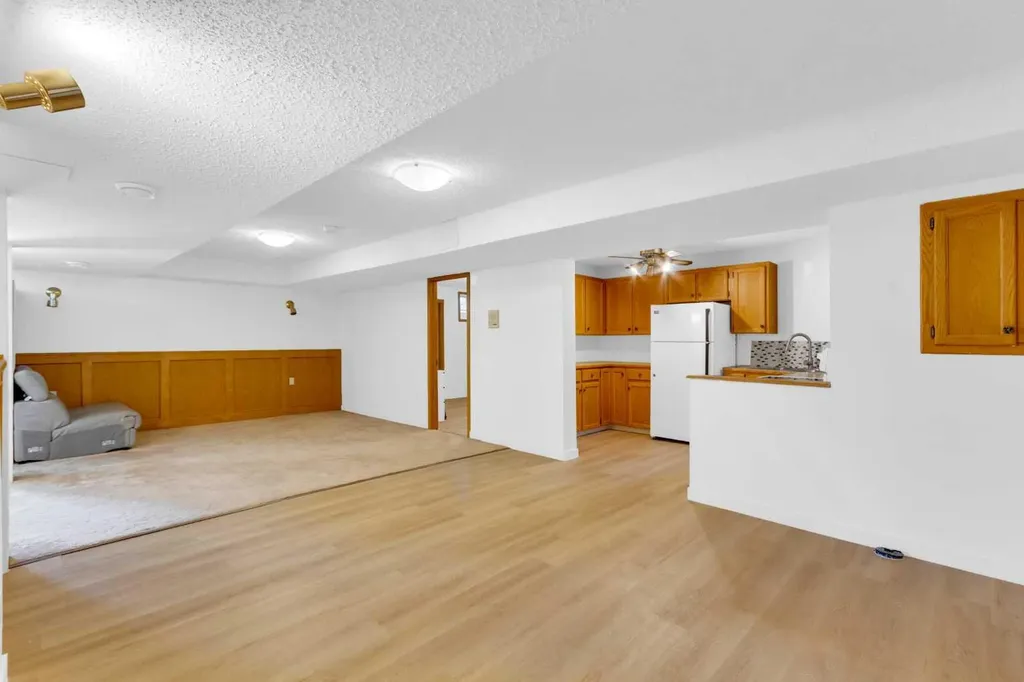 25 Deerfield Manor SE Calgary AB T2J 6Z5