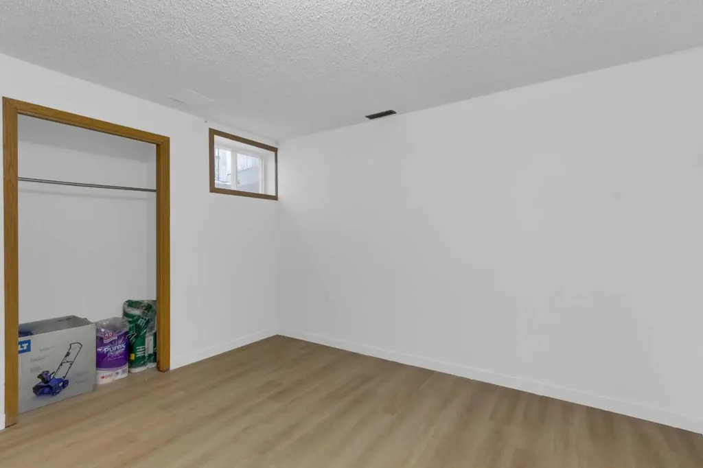 25 Deerfield Manor SE Calgary AB T2J 6Z5