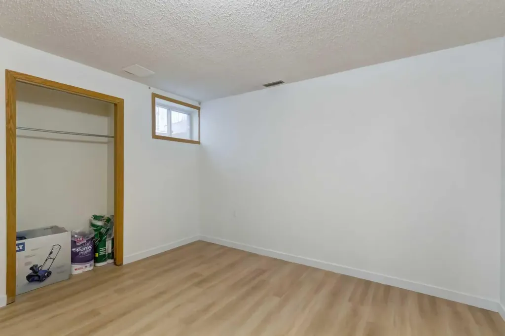 25 Deerfield Manor SE Calgary AB T2J 6Z5