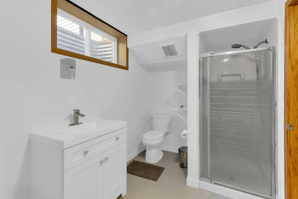 25 Deerfield Manor SE Calgary AB T2J 6Z5