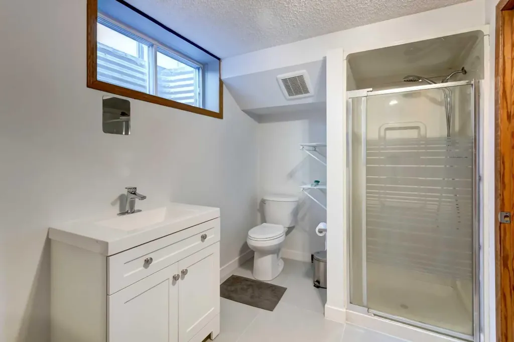 25 Deerfield Manor SE Calgary AB T2J 6Z5