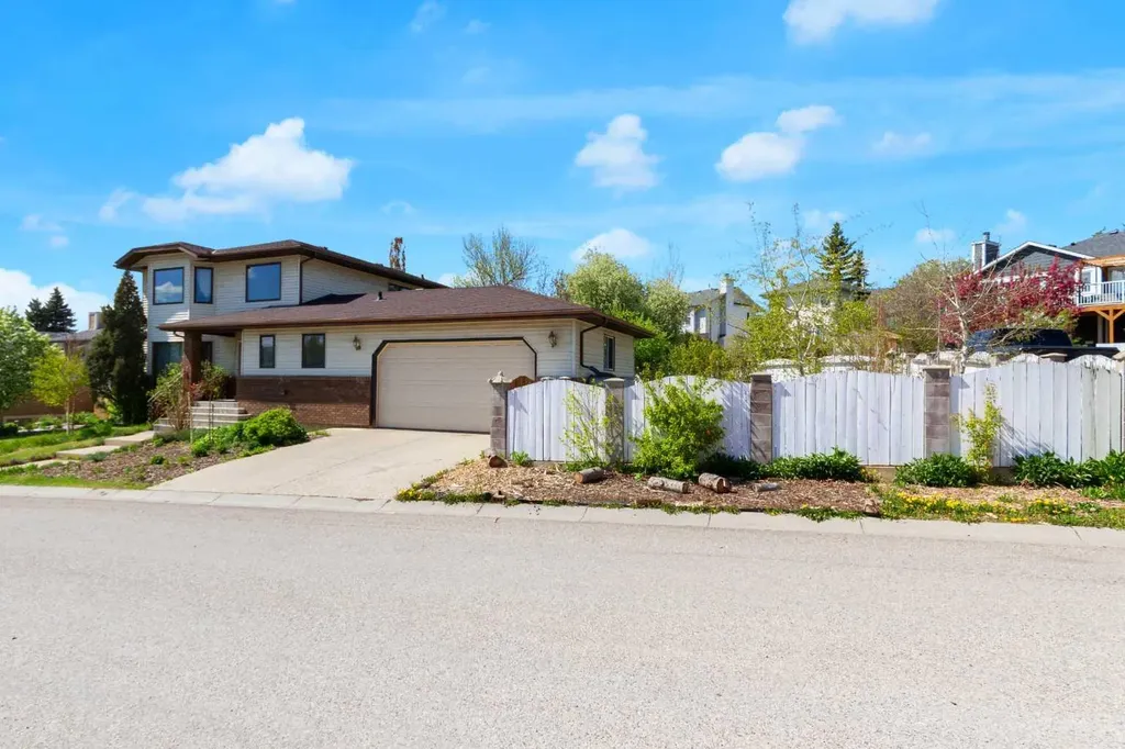 25 Deerfield Manor SE Calgary AB T2J 6Z5