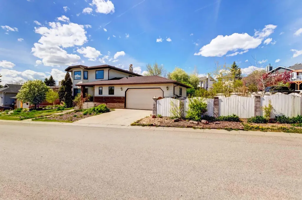25 Deerfield Manor SE Calgary AB T2J 6Z5