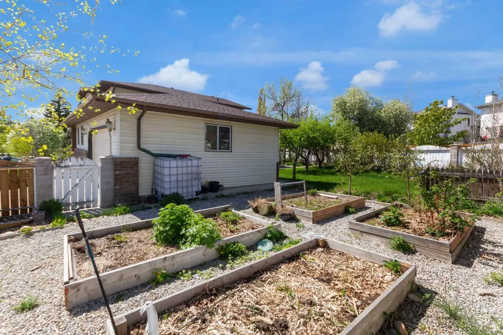 25 Deerfield Manor SE Calgary AB T2J 6Z5
