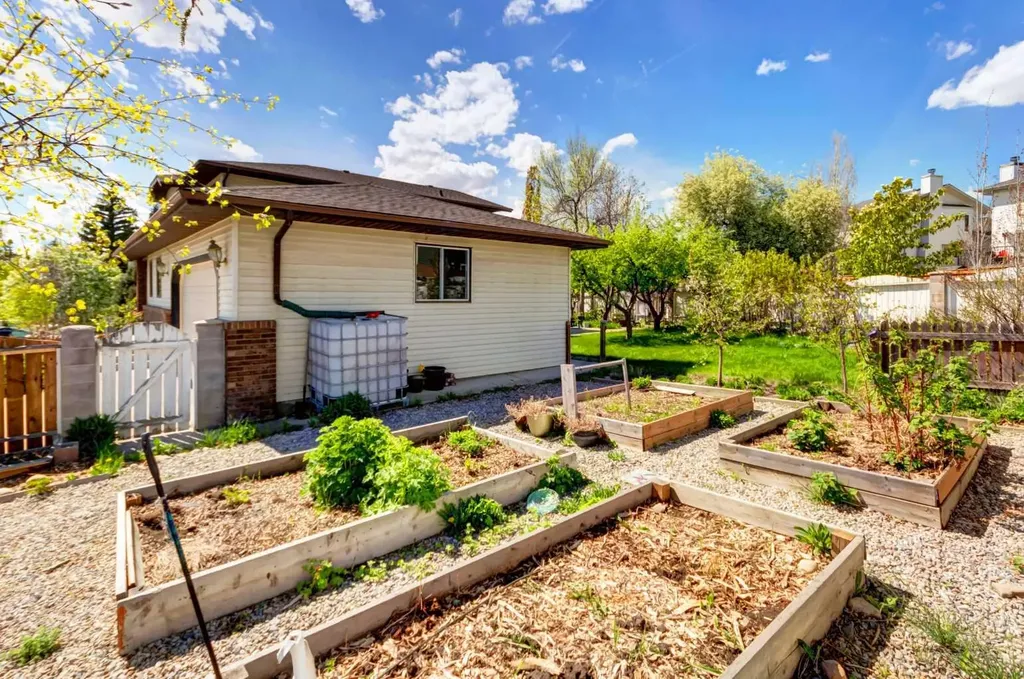 25 Deerfield Manor SE Calgary AB T2J 6Z5