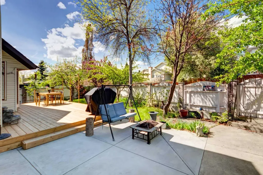 25 Deerfield Manor SE Calgary AB T2J 6Z5