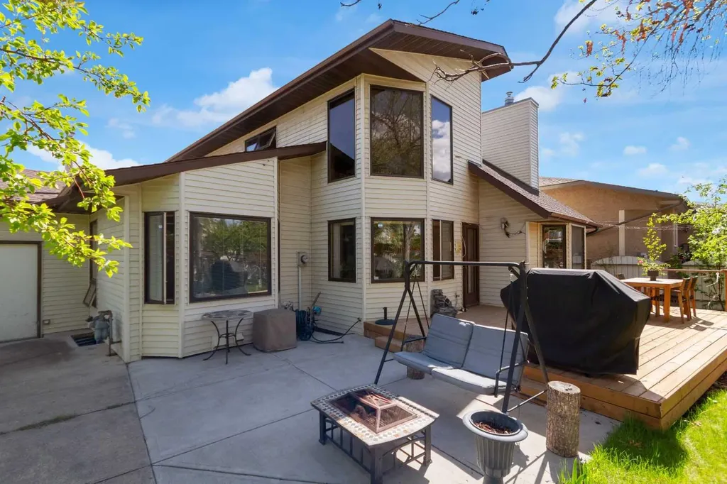 25 Deerfield Manor SE Calgary AB T2J 6Z5