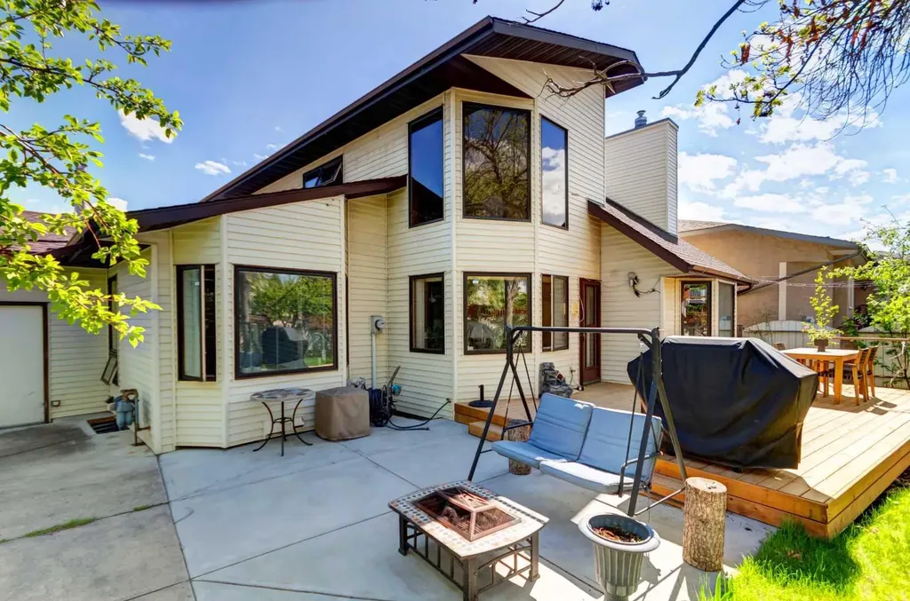 25 Deerfield Manor SE Calgary AB T2J 6Z5