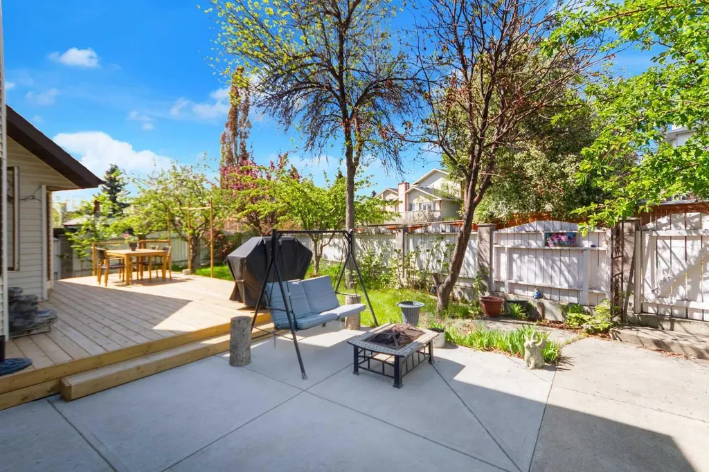 25 Deerfield Manor SE Calgary AB T2J 6Z5