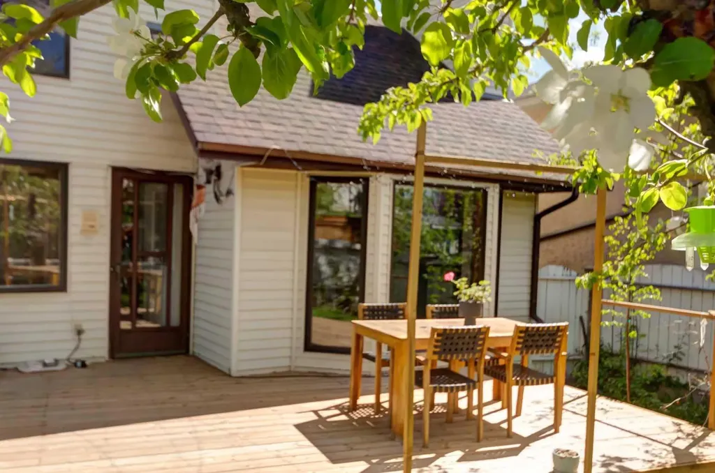 25 Deerfield Manor SE Calgary AB T2J 6Z5
