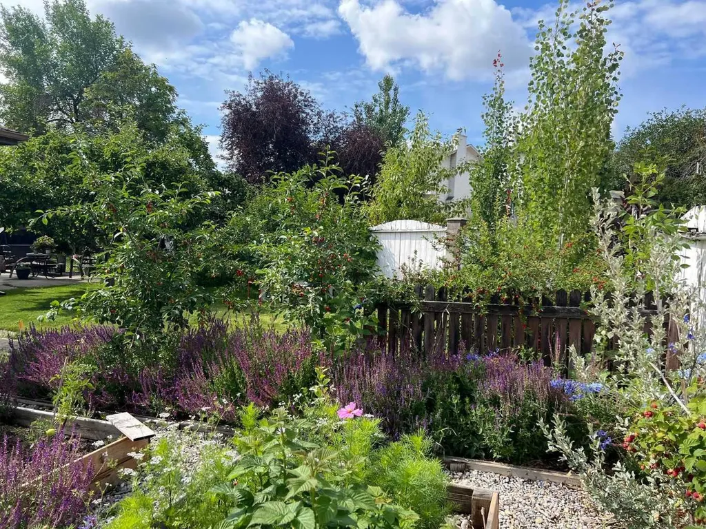 25 Deerfield Manor SE Calgary AB T2J 6Z5