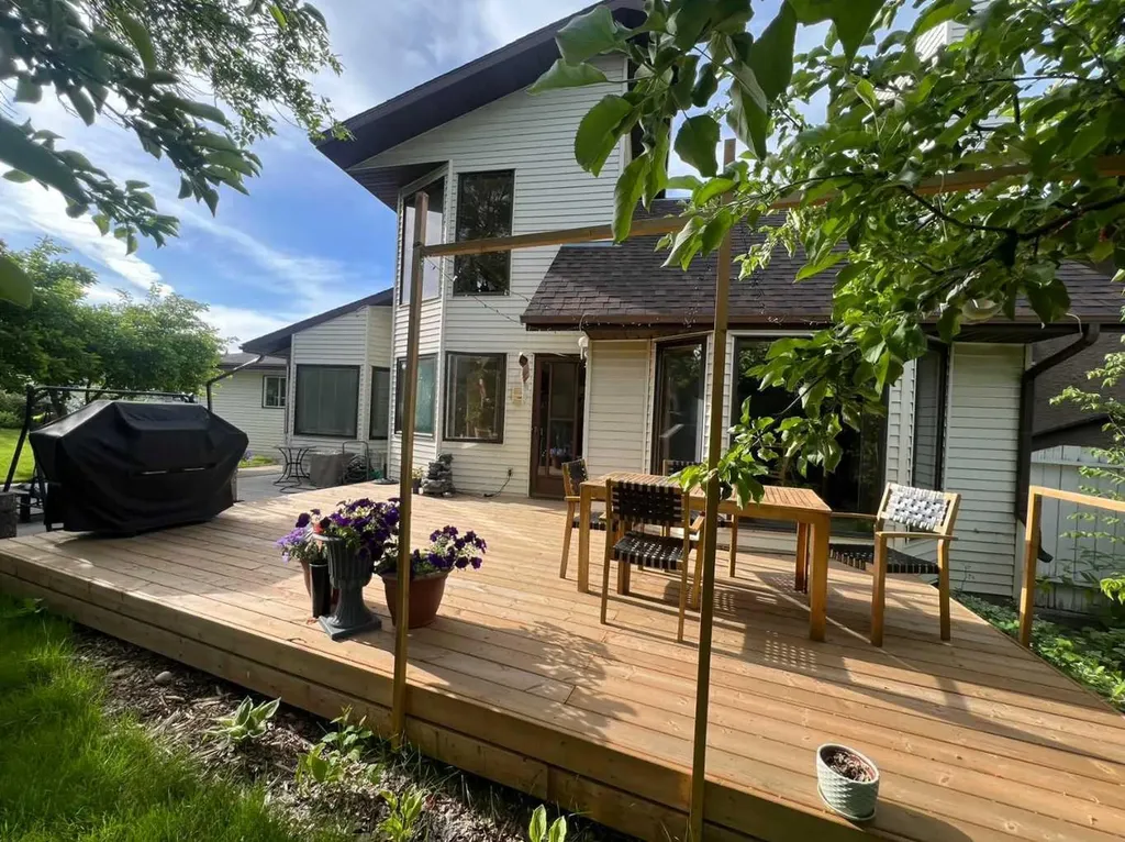 25 Deerfield Manor SE Calgary AB T2J 6Z5