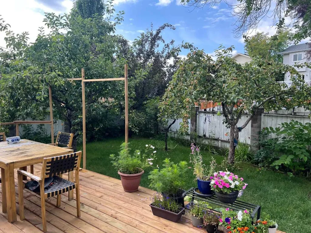 25 Deerfield Manor SE Calgary AB T2J 6Z5
