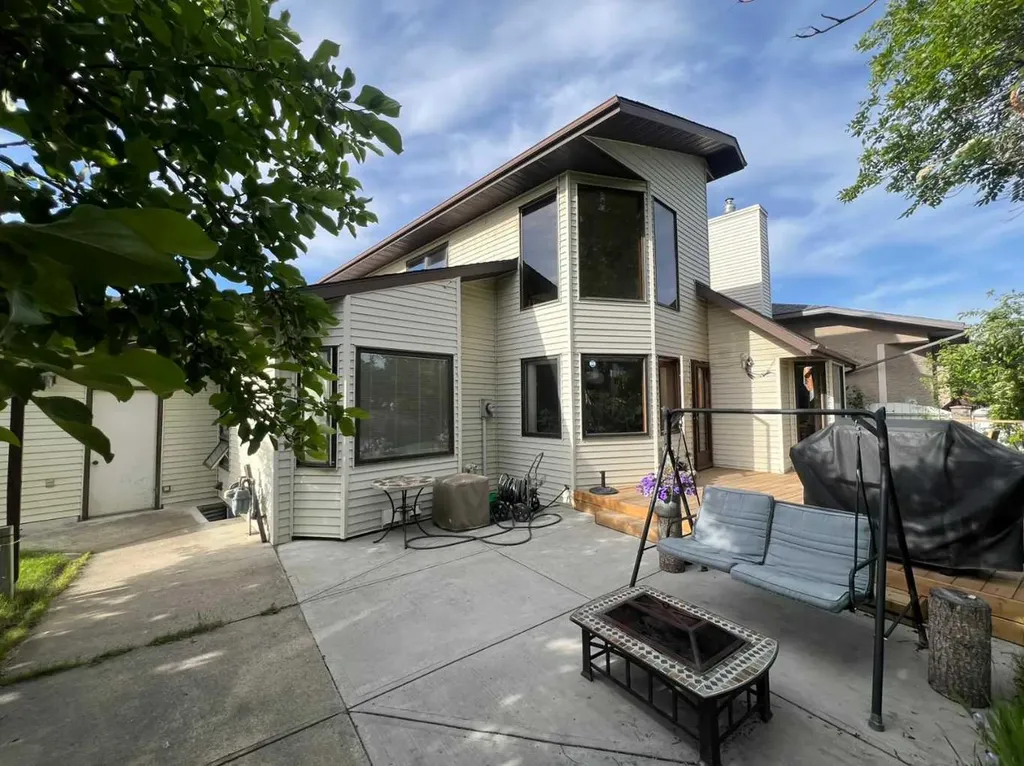 25 Deerfield Manor SE Calgary AB T2J 6Z5
