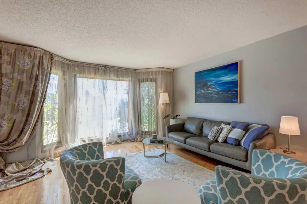 25 Deerfield Manor SE Calgary AB T2J 6Z5